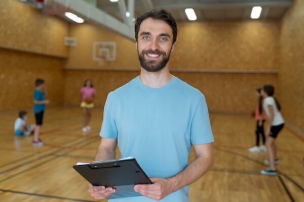 El rol del coach en el ámbito laboral y personal: funciones, beneficios y habilidades necesarias 2 Guía hacia el éxito.