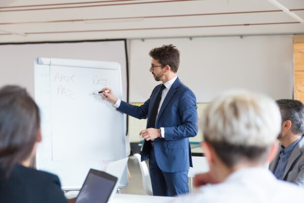 El rol del coach en el ámbito laboral y personal: funciones, beneficios y habilidades necesarias 3 Guía hacia éxito