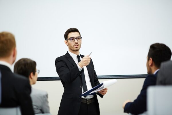 El rol del coach en el ámbito laboral y personal: funciones, beneficios y habilidades necesarias 1 Guía de éxito laboral.